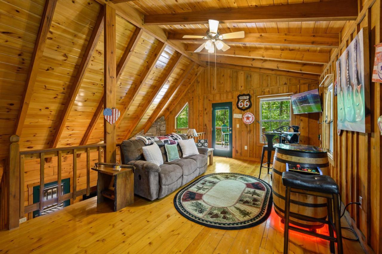 Gypsy Road - Privacy! Log Cabin With Hot Tub, Wifi, Directv And Arcade 塞维尔维尔 外观 照片